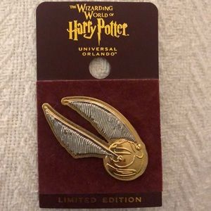 HARRY POTTER LIMITED EDITION GOLDEN SNITCH PIN